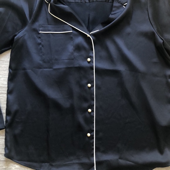 Banana republic silky blouse with pearl buttons - Picture 2 of 8